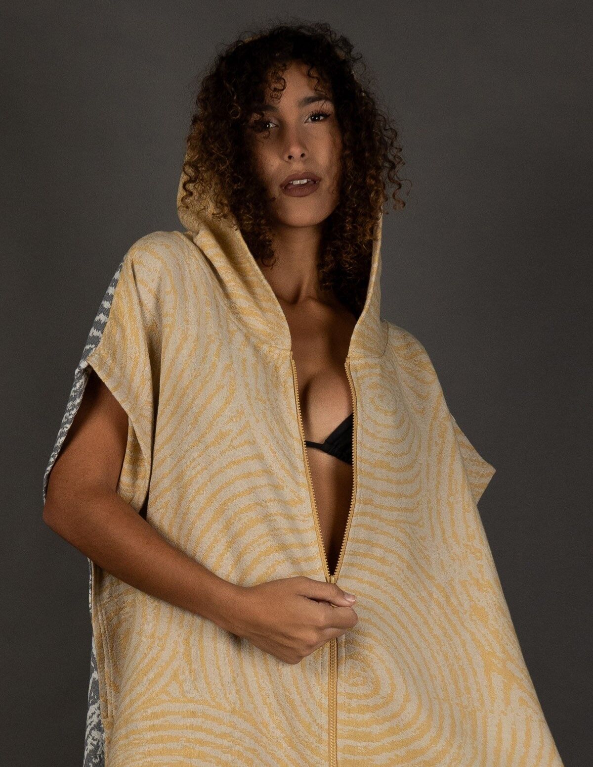 SURF-PONCHO FÜR STRAND ODER POOL, MIT REISSVERSCHLUSS: MODELL WAVES