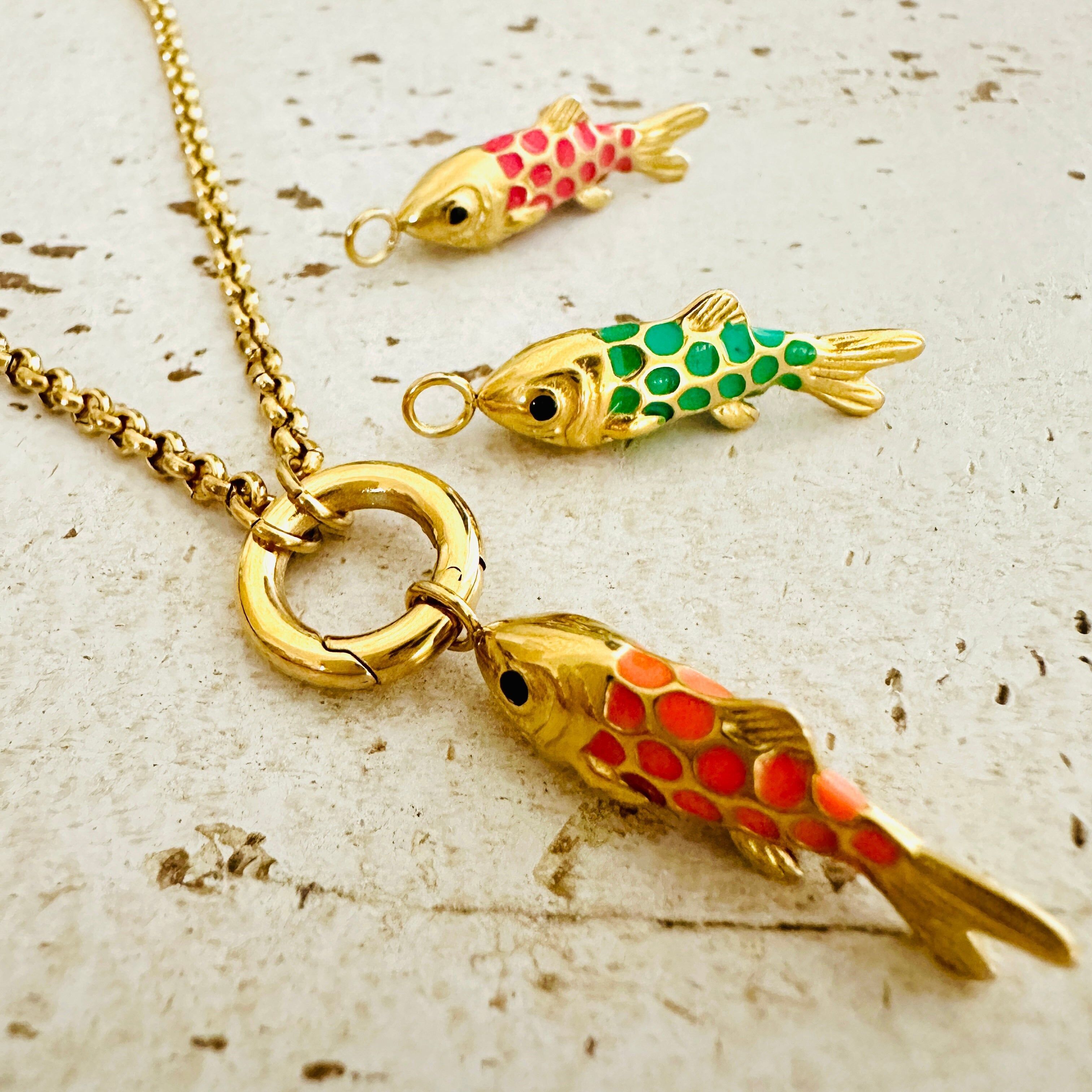 Collana con ciondolo con moschettone e portafortuna Koi