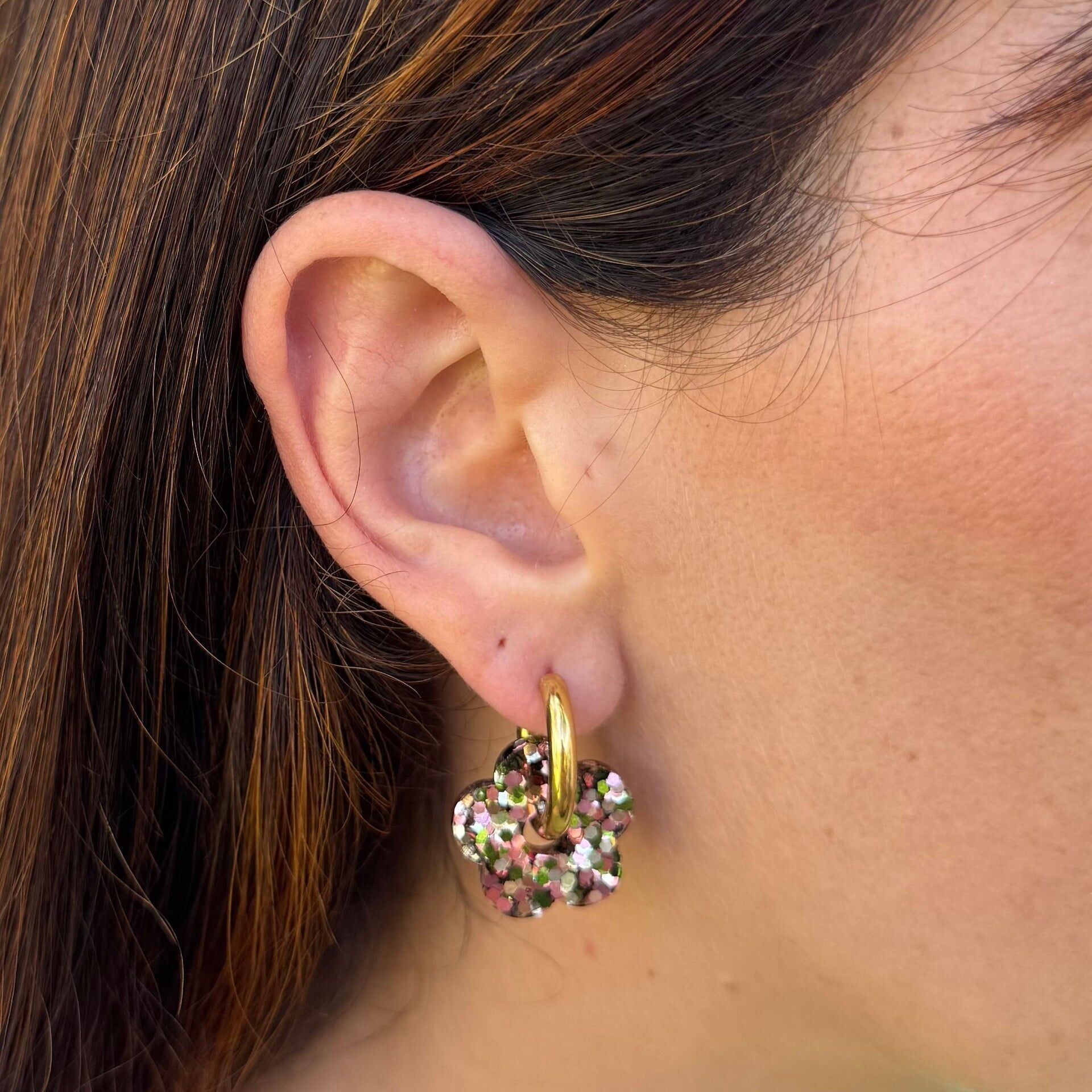 Orecchini a cerchio con mix di fiori in rame oliva