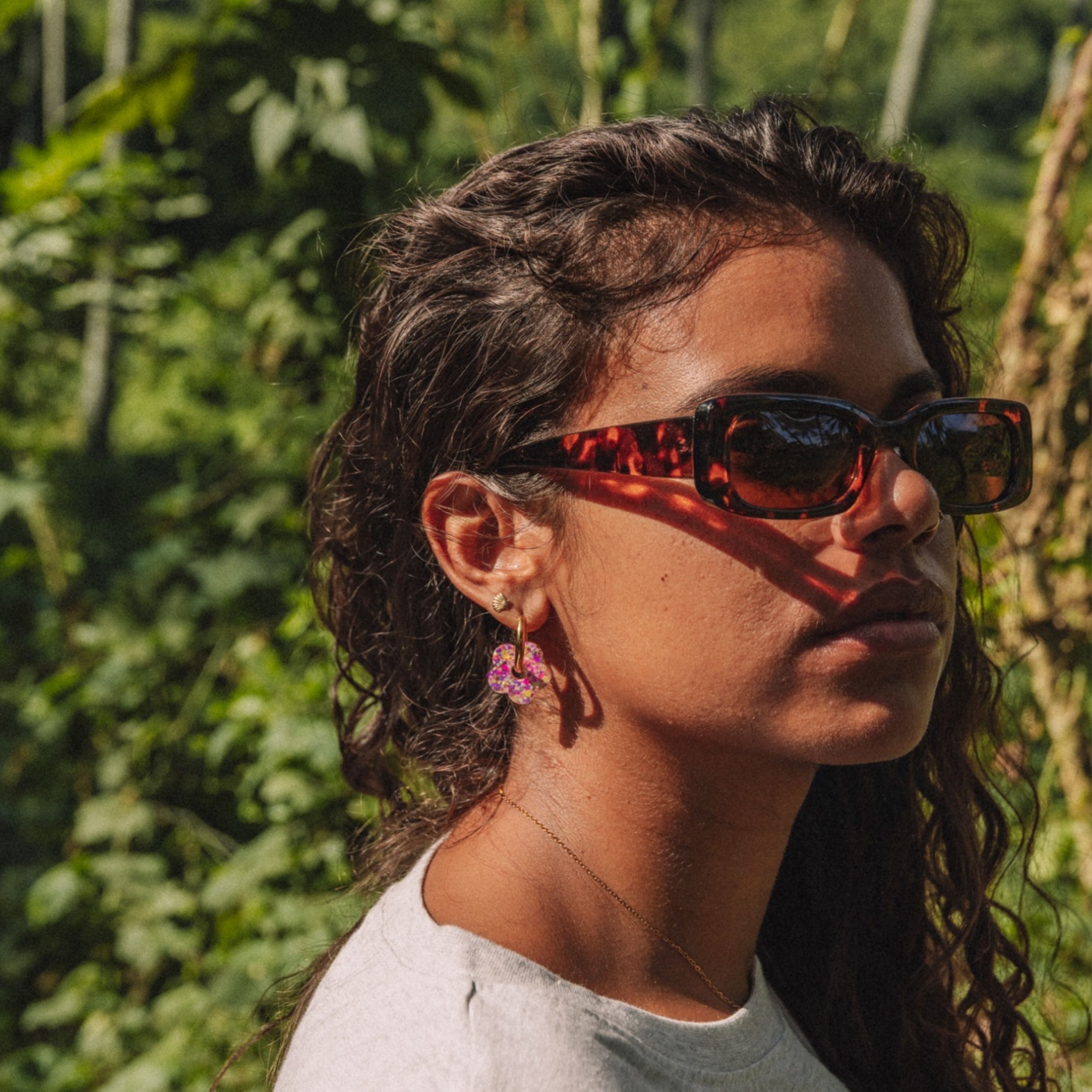 Barbiecore Creolen mit Blumenmotiv