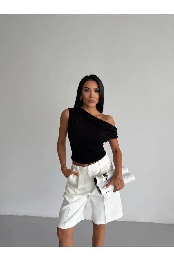 Maglietta nera con maniche asimmetriche