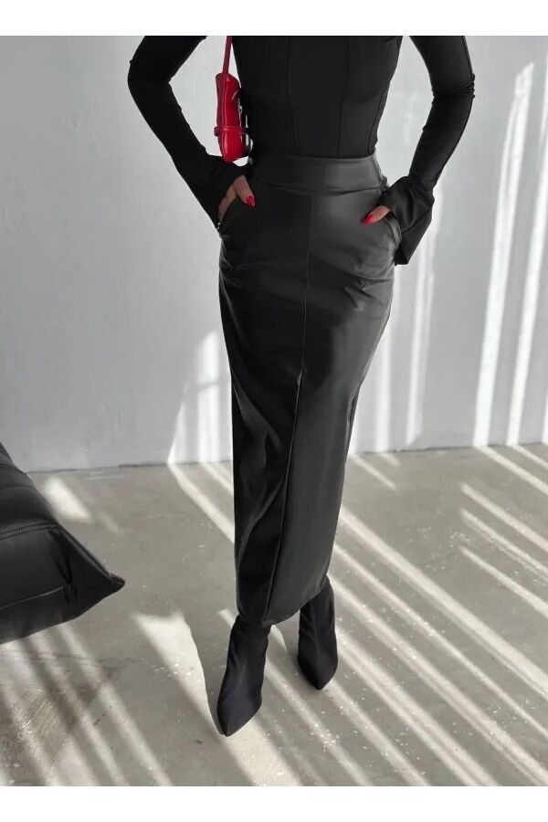 Falda negra de longitud media