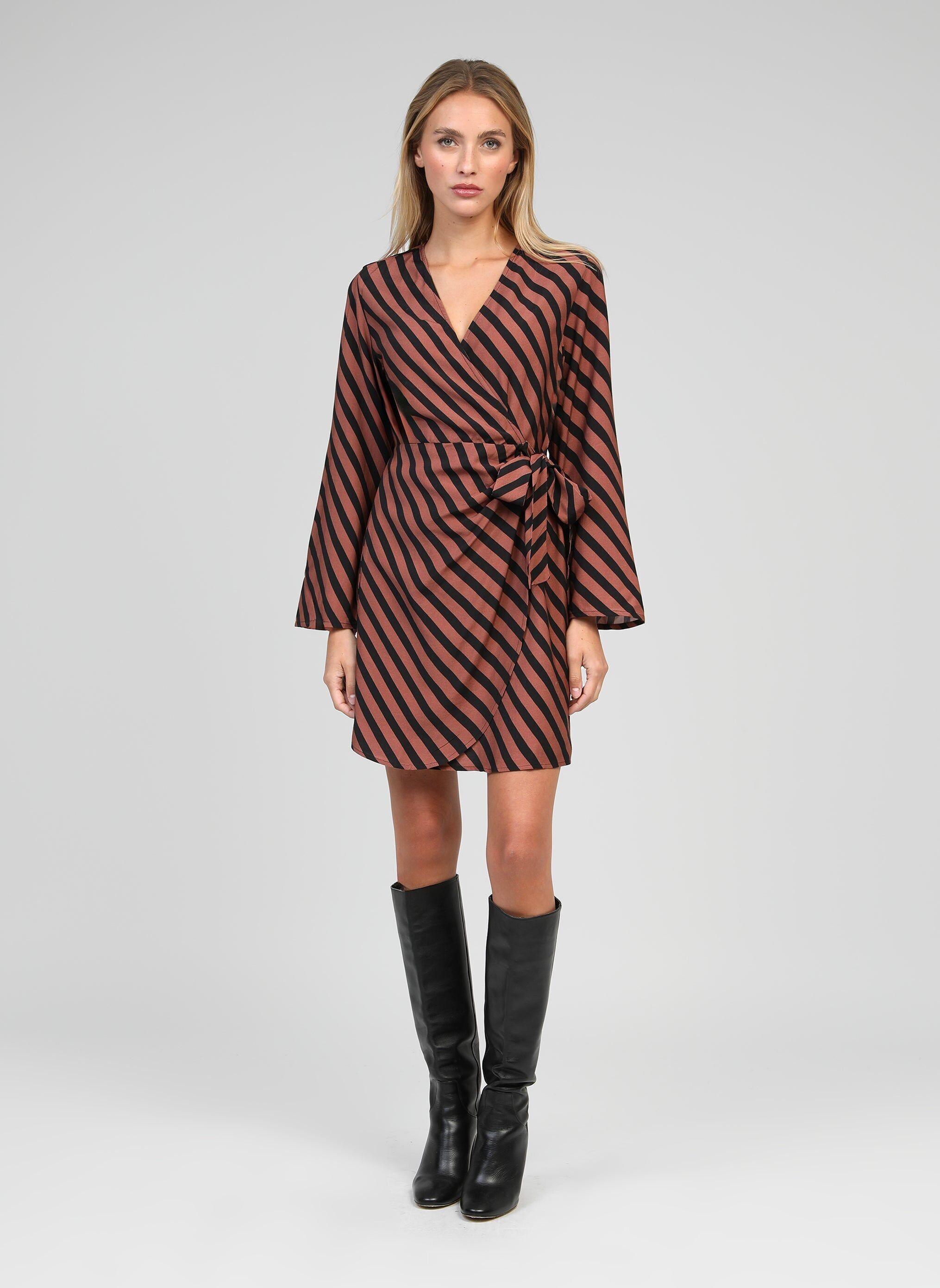 KURZES METALLISCHES KLEID Schokoladenstreifen