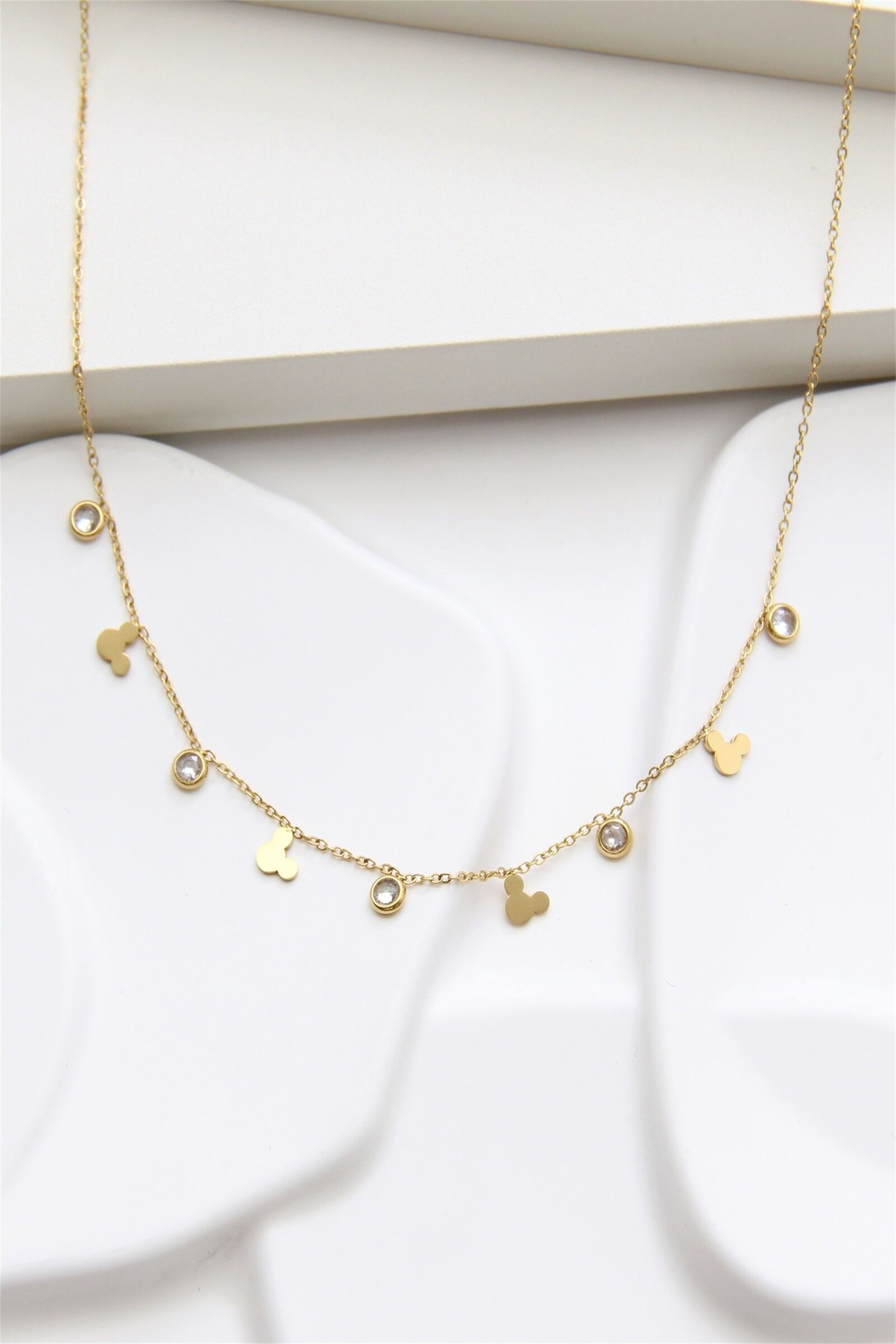 Vergoldete Edelstahlkette mit Herz- und Zirkonia-Anhängern – Raffinierte Eleganz