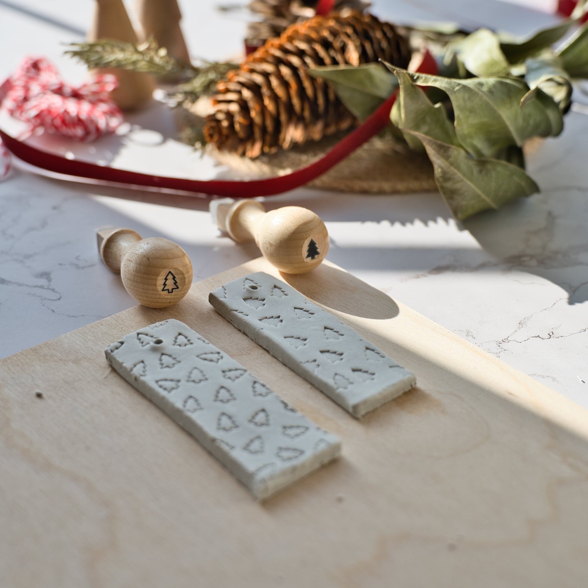 Mini-Weihnachtsbaumstempel für selbstgemachte Weihnachtsdekorationen aus Keramik – Muster Ihrer Wahl (einfarbig oder linienförmig)