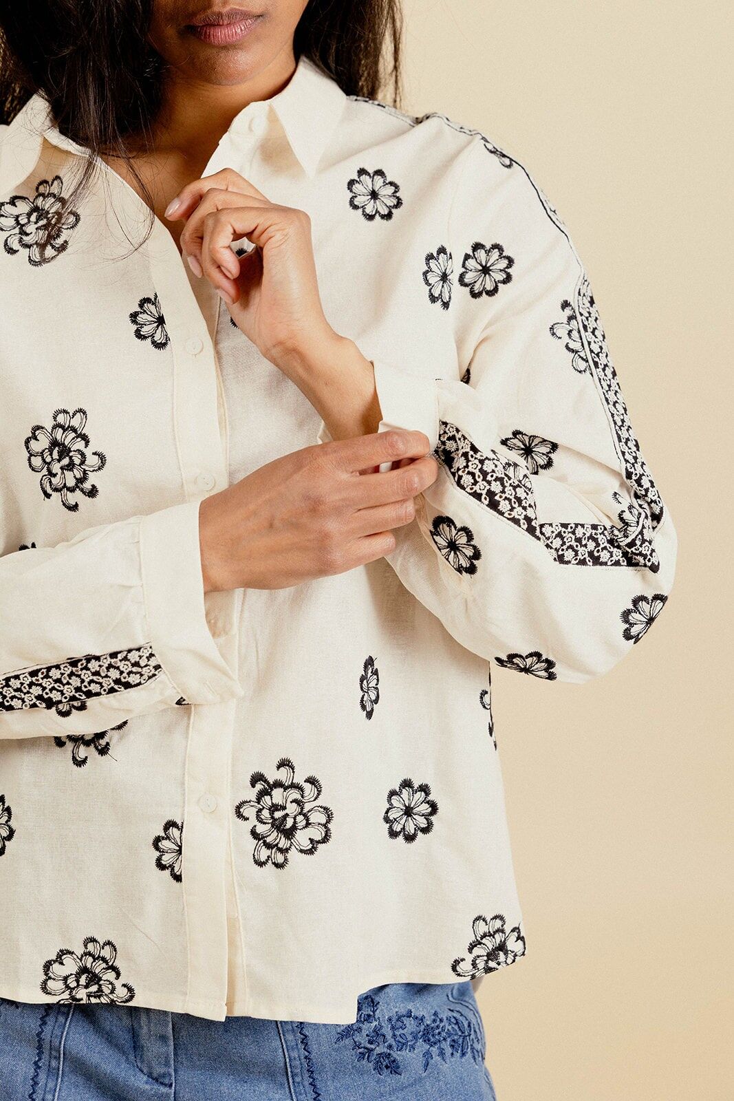 RENEE Shirt verziert mit schwarzer Blumenstickerei
