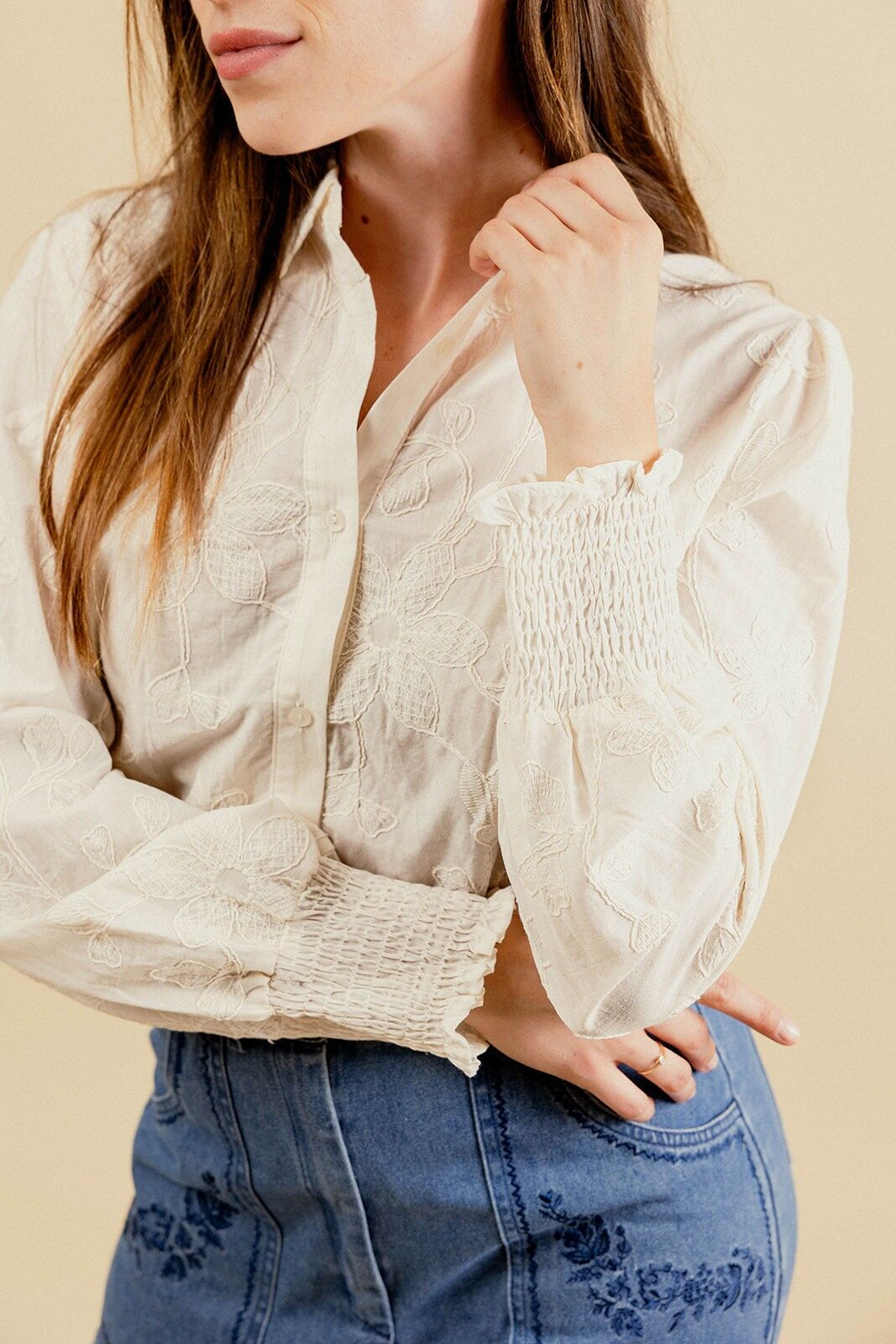 REGINE Ton-in-Ton besticktes Hemd, gesmoktes Bündchen