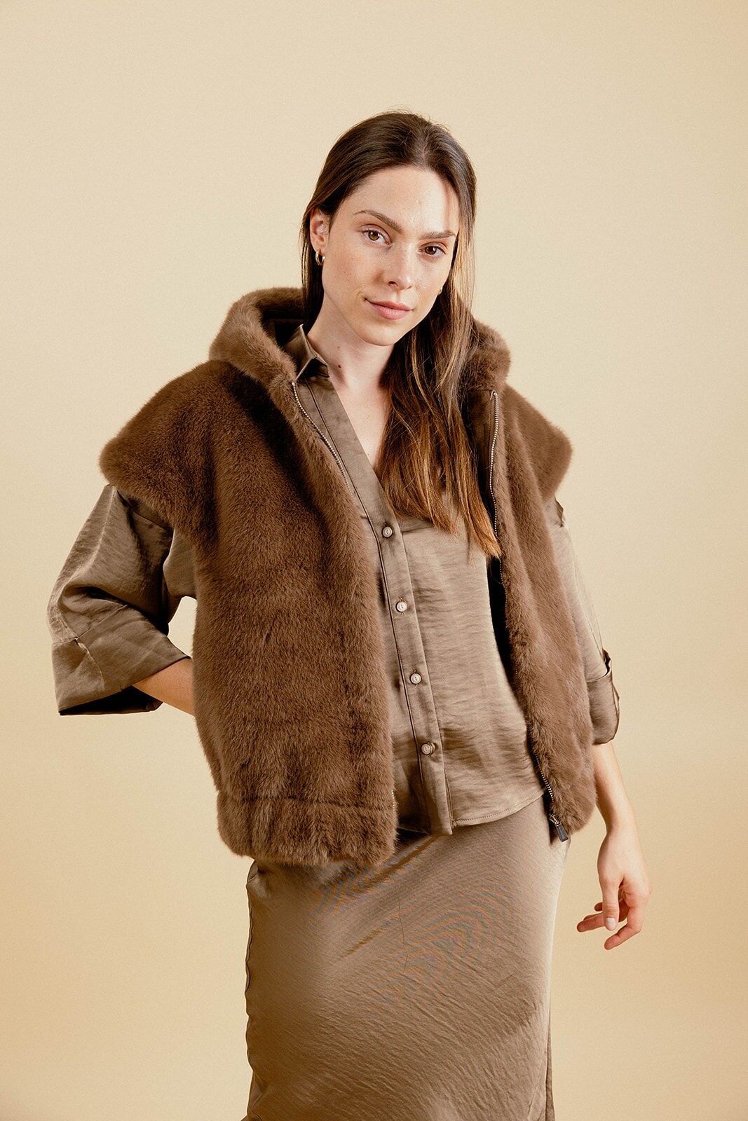 GABRIEL Ärmelloser Mantel mit Kunstfellkapuze