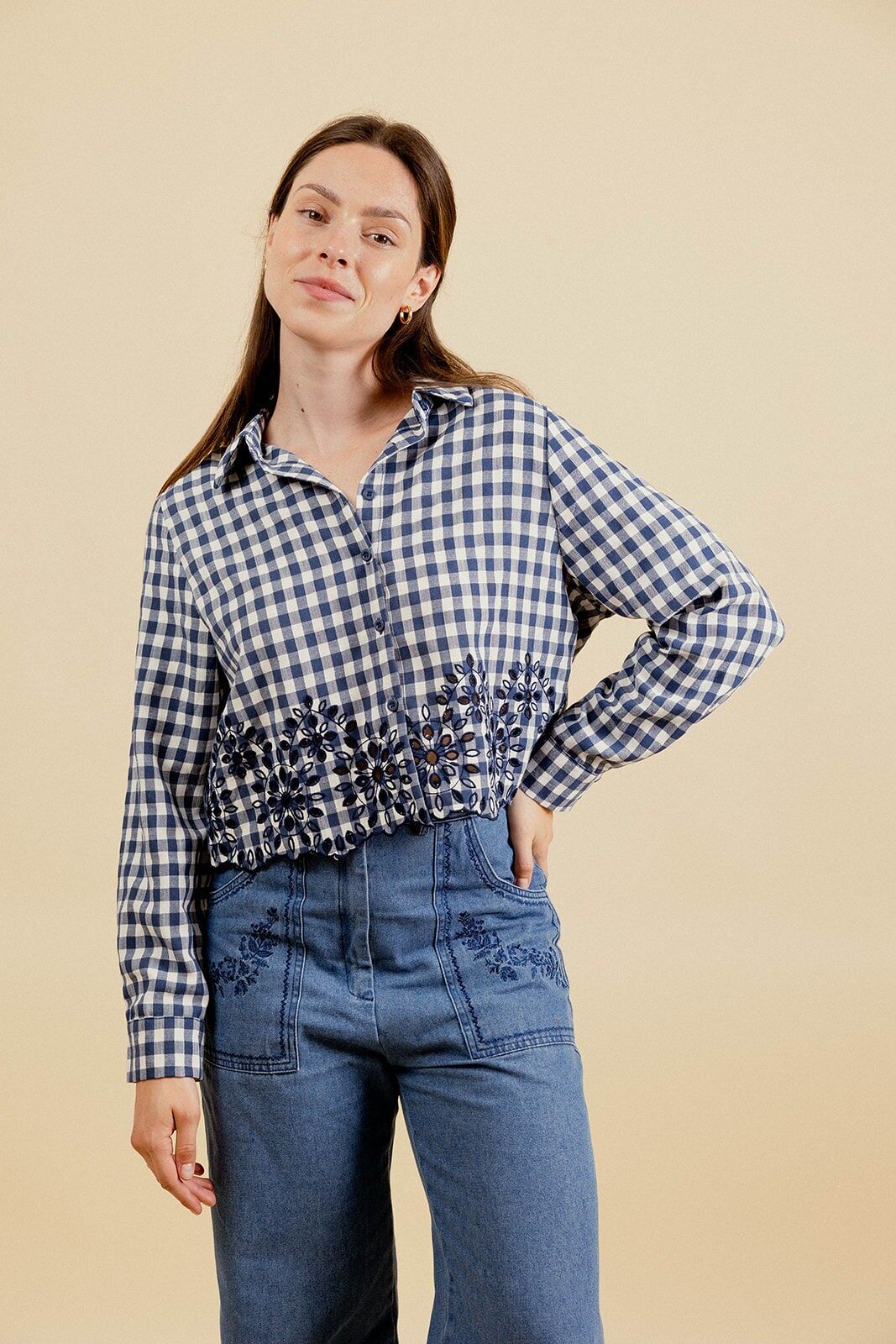 LAURINE Kurzes Shirt mit Karos und Kontraststickerei