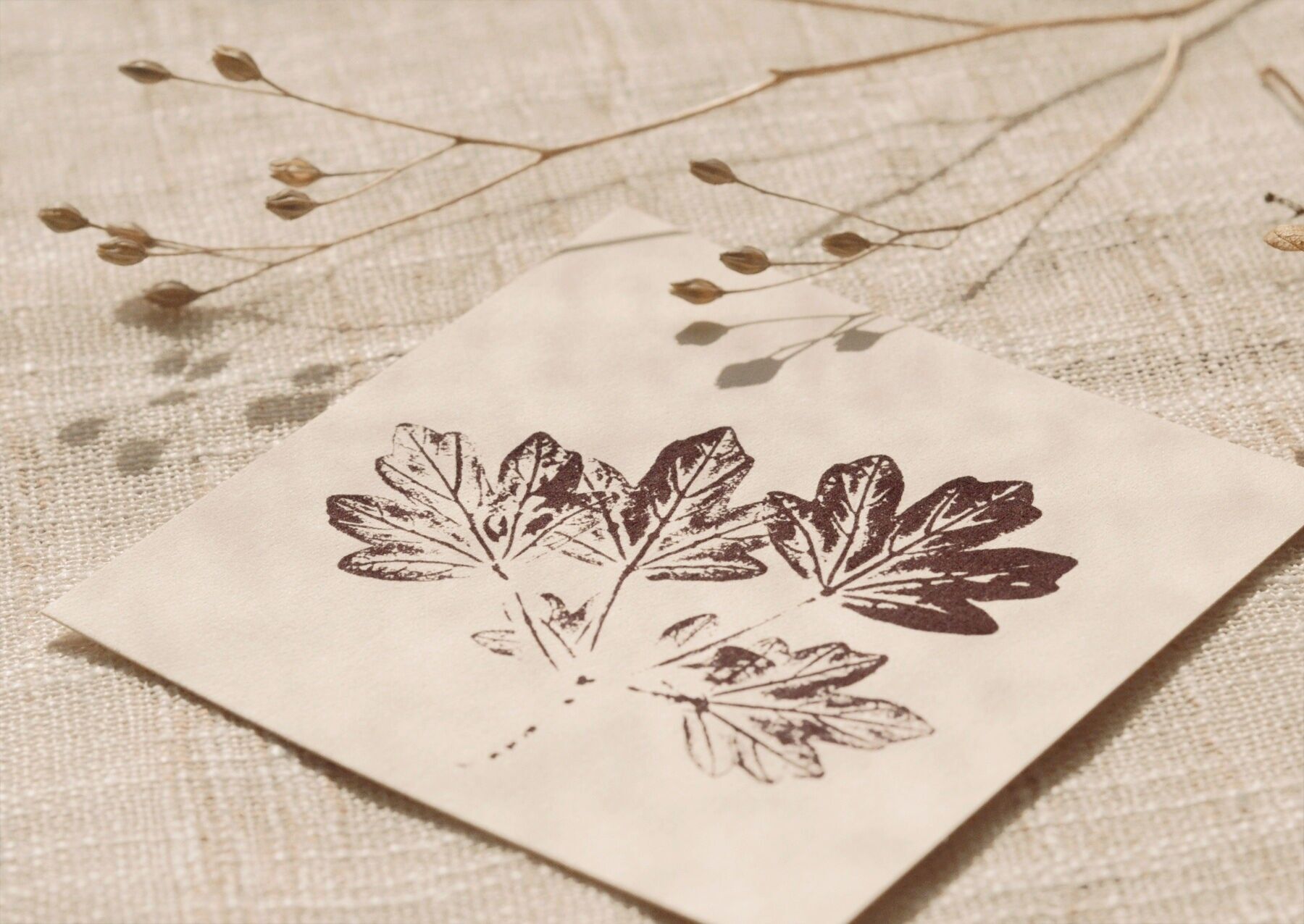 Kleine Herbstkarte Country Maple • Footprints Kollektion • 10×10 cm (Umschlag inklusive)