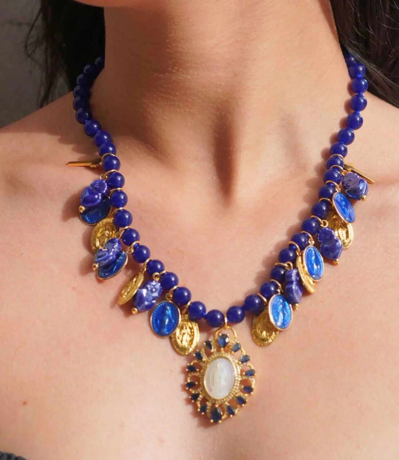 Collana in pietra naturale blu con ciondoli raffiguranti la Vergine Maria dipinti a mano