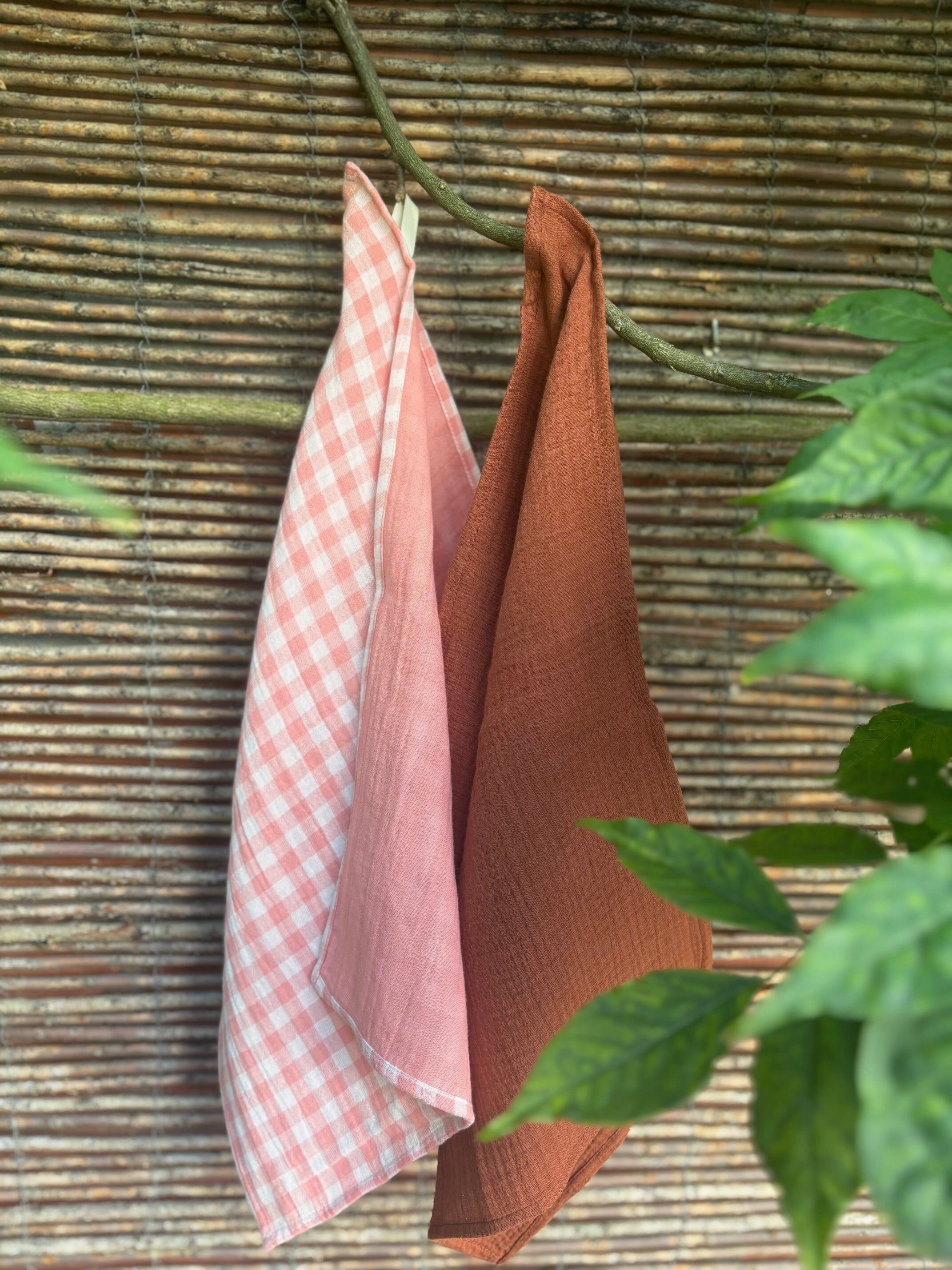 2 tea towels 35x50 - pink gingham barbapapa & plain toffe - cotton gauze - made in France