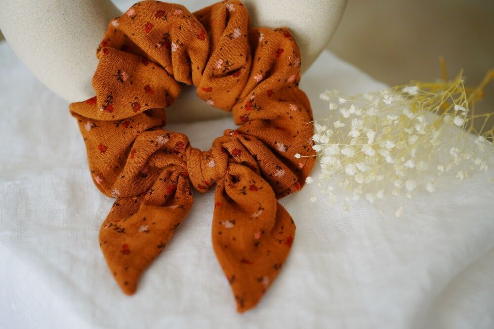 Scrunchie con fiocco in terracotta floreale Elise