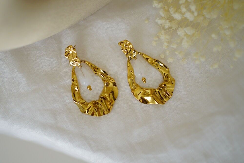 Gold-plated Beryl dangling earrings with white pearl