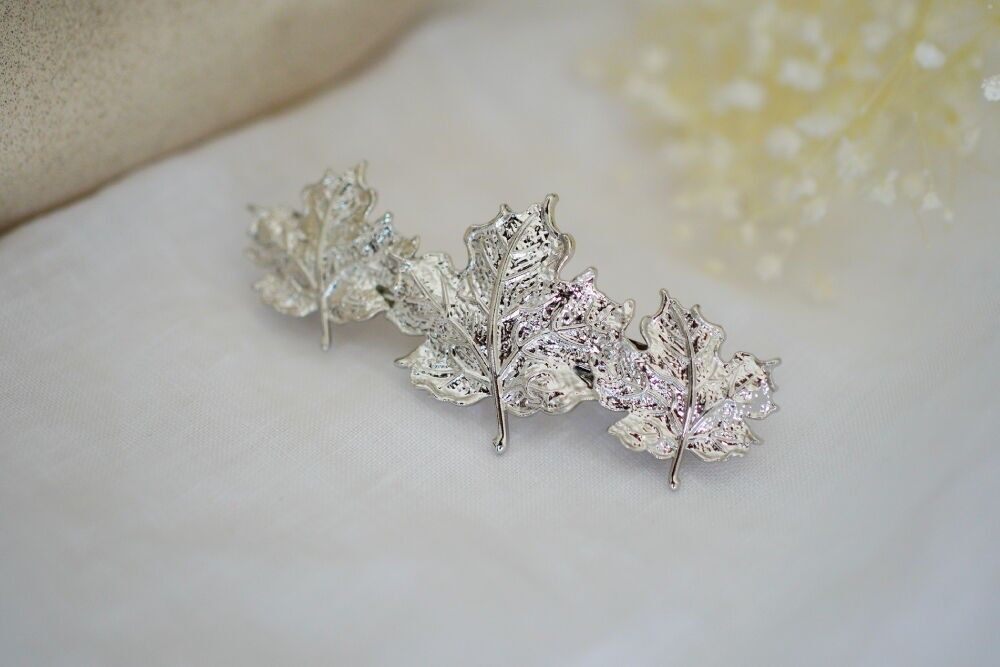 Aveline hair clip with silver maple leaves