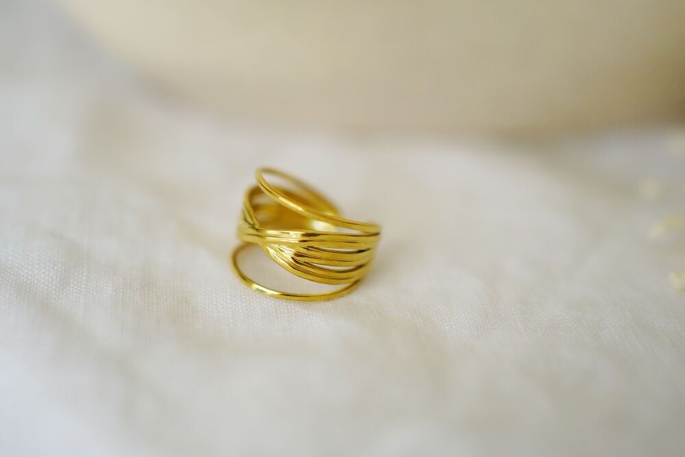 Célina gold cross adjustable ring