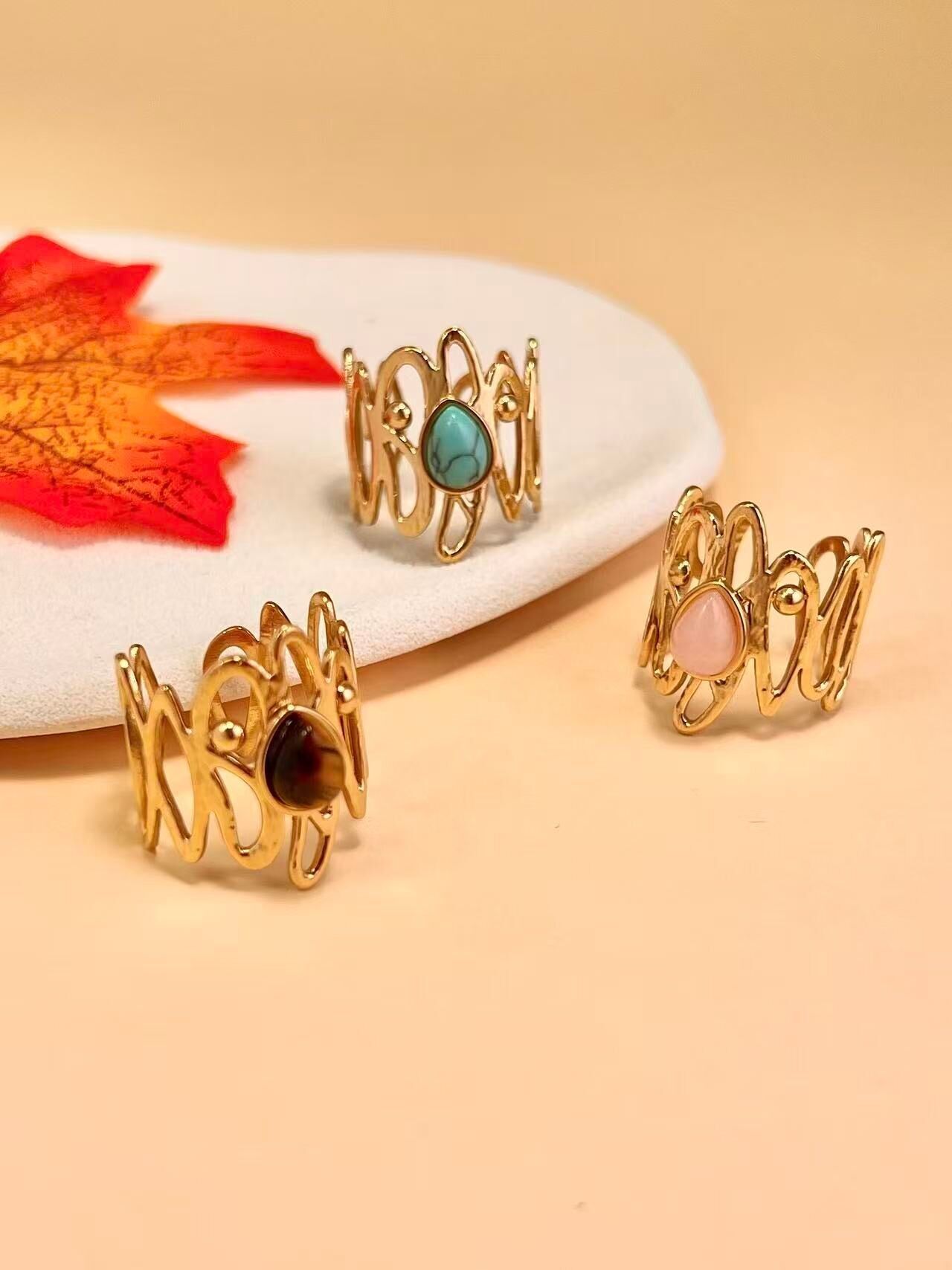 Anillo ajustable de acero inoxidable con piedra natural Elegancia