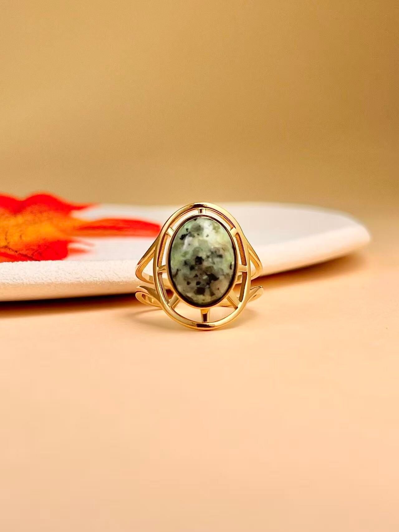 Anillos ajustables de acero inoxidable con piedra natural.