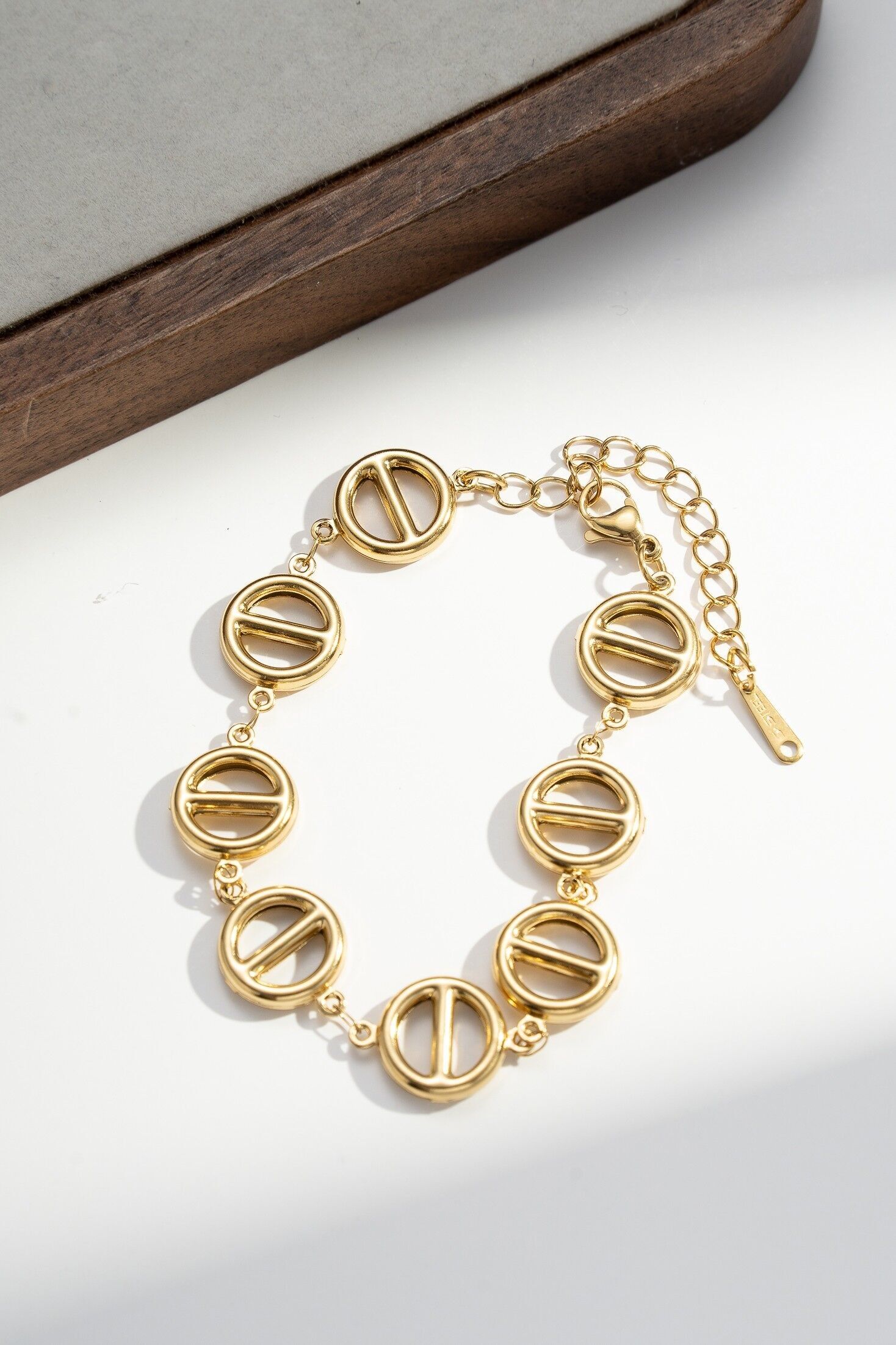 Elegant Gold Bracelet with Round Links and Stylized Pattern