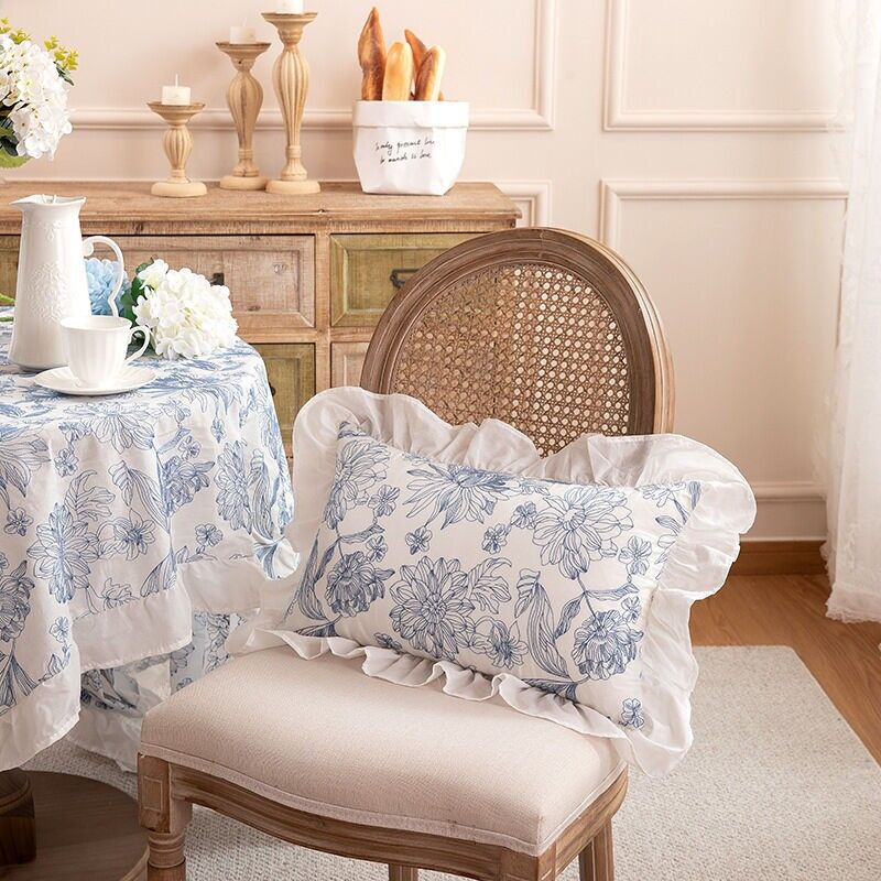 Blaue Stickerei-Rüschentextilien – Kissenbezug / Lendenkissenbezug