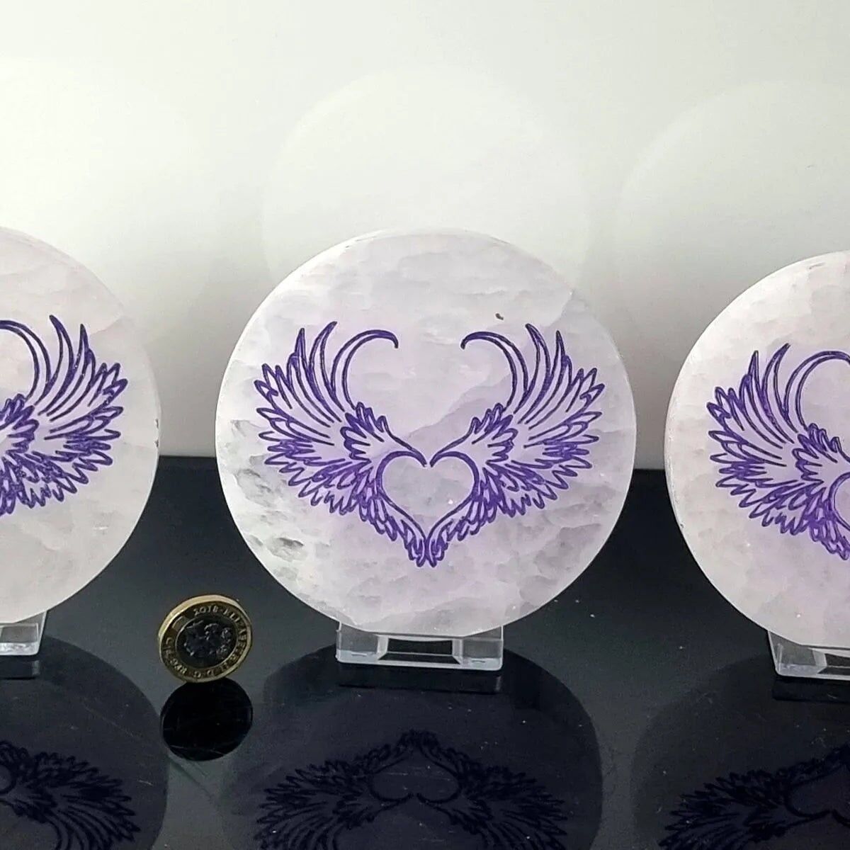 Placa de carga de cristal de selenita grabada con corazón morado - Ala morada