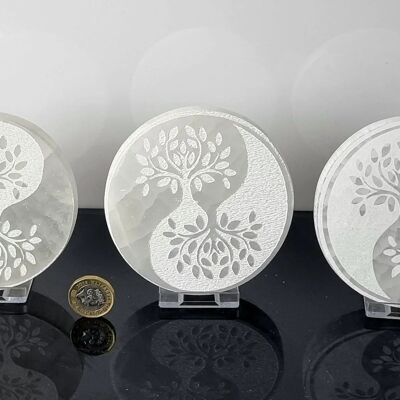 Placa de carga de cristal de selenita grabada Árbol de la vida Yin Yang - Árbol yin yang blanco