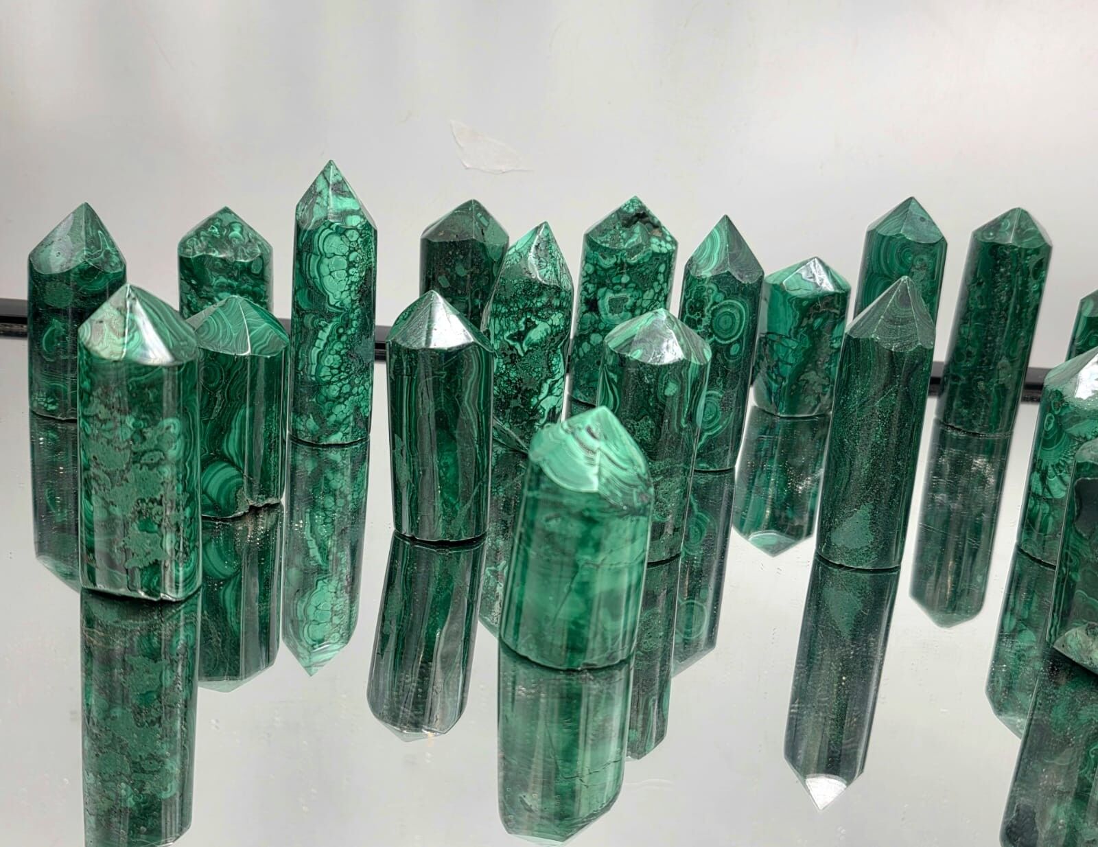 Torres/puntas de cristal de malaquita sólida de 100 a 150 g