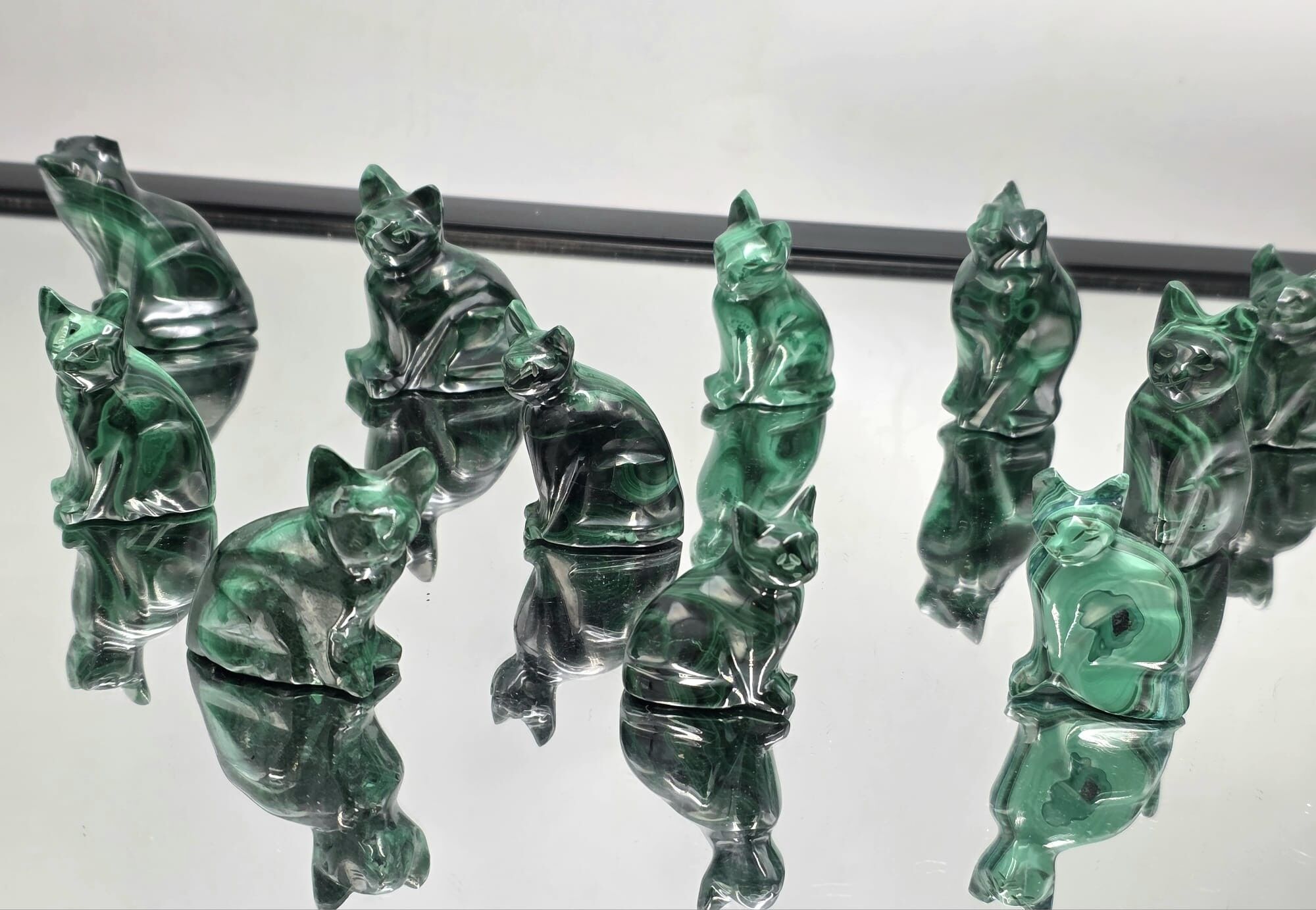 Talla de gato de cristal de malaquita