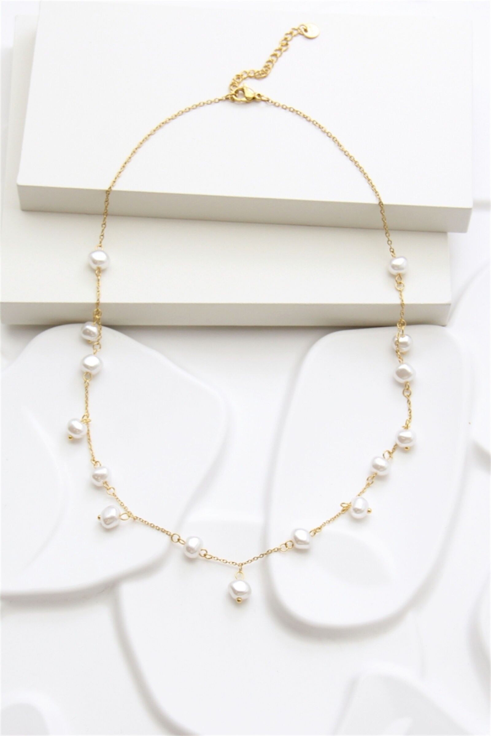 Weiße Perlenkette aus vergoldetem Edelstahl – Zeitlose Eleganz