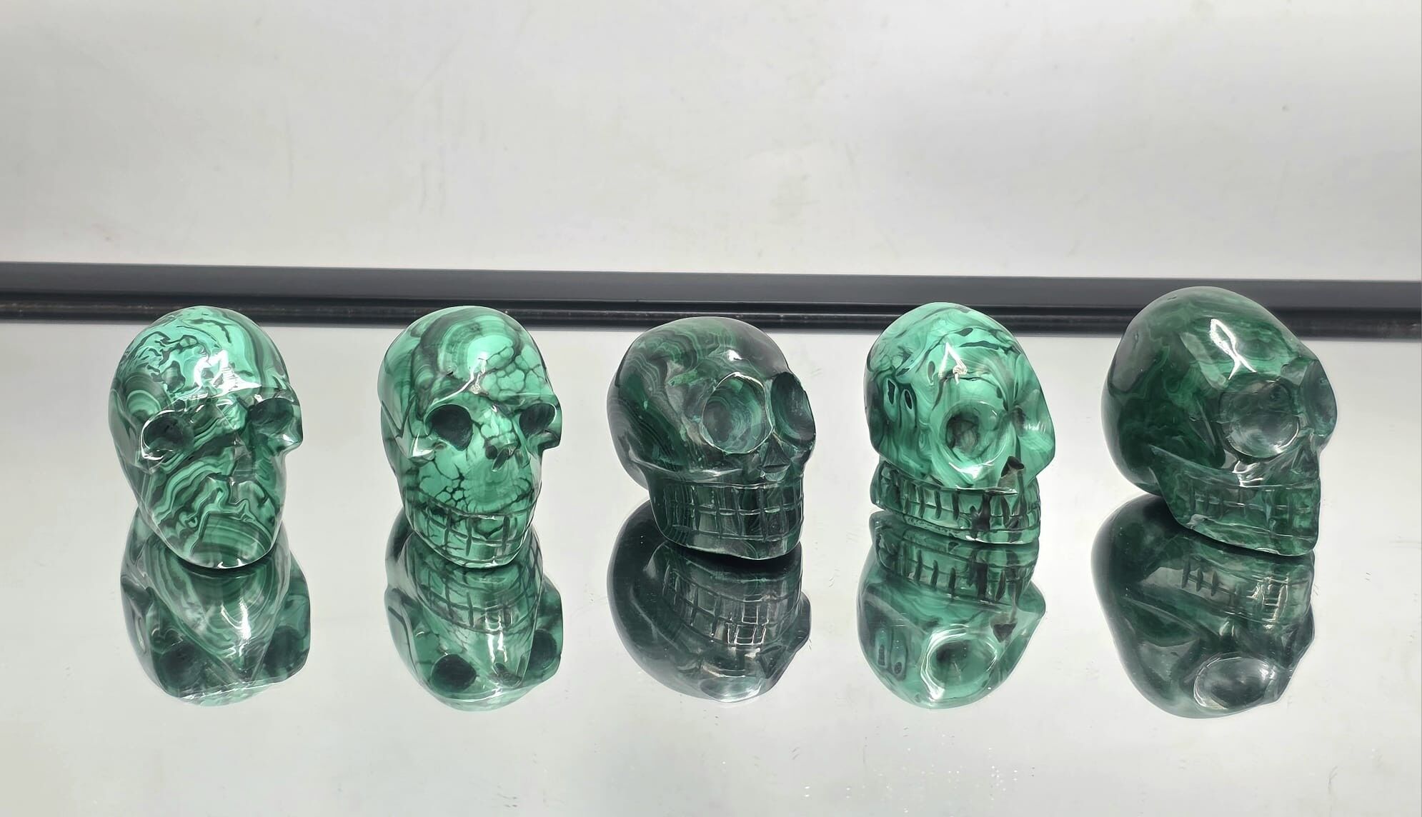 Cráneo de cristal de malaquita tallado (100-150 g)