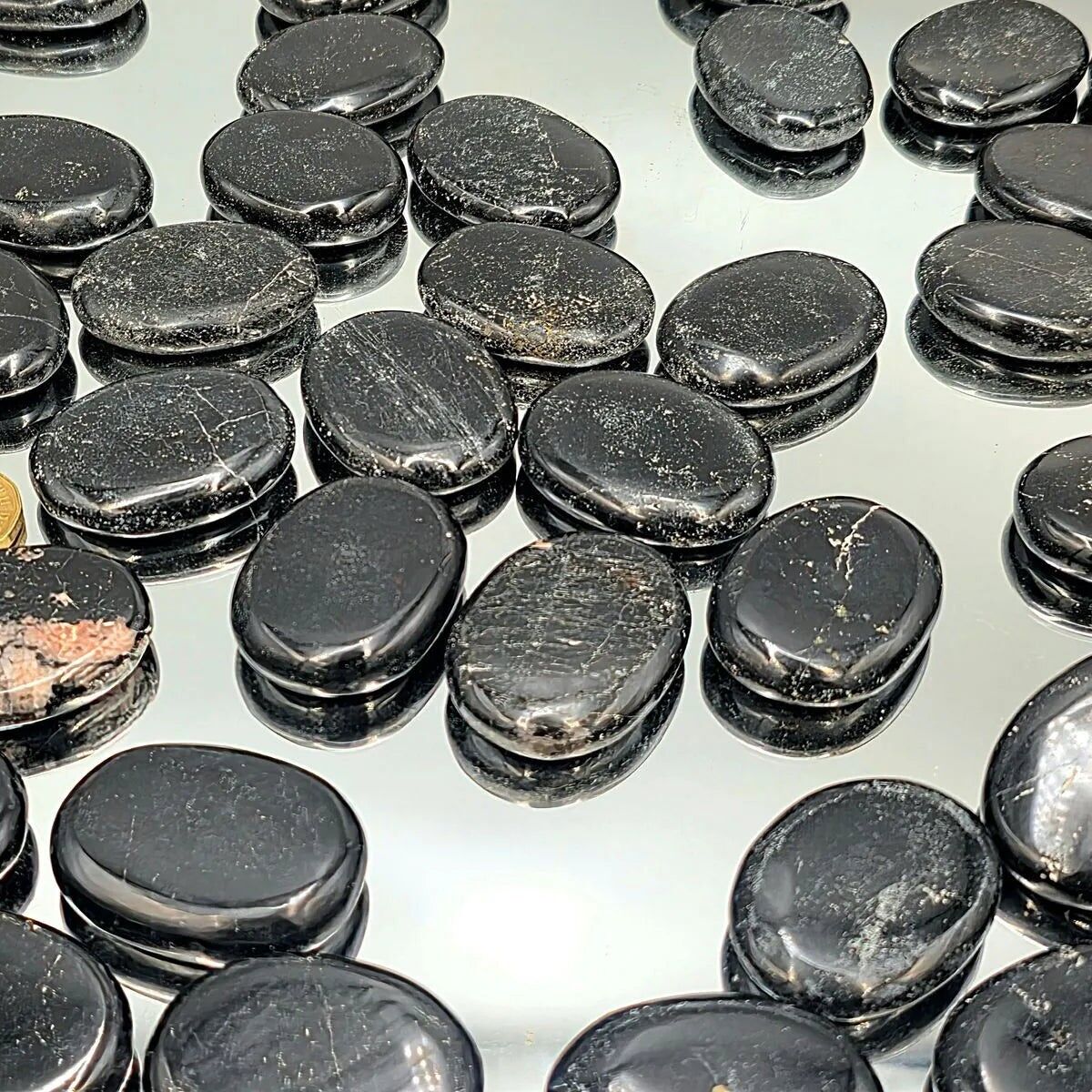 Pequeñas piedras de palma de cristal de turmalina negra