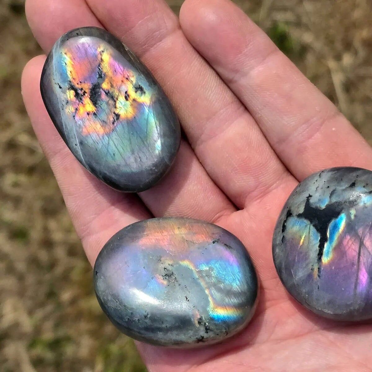 Pequeña piedra de palma de cristal de labradorita púrpura/atardecer