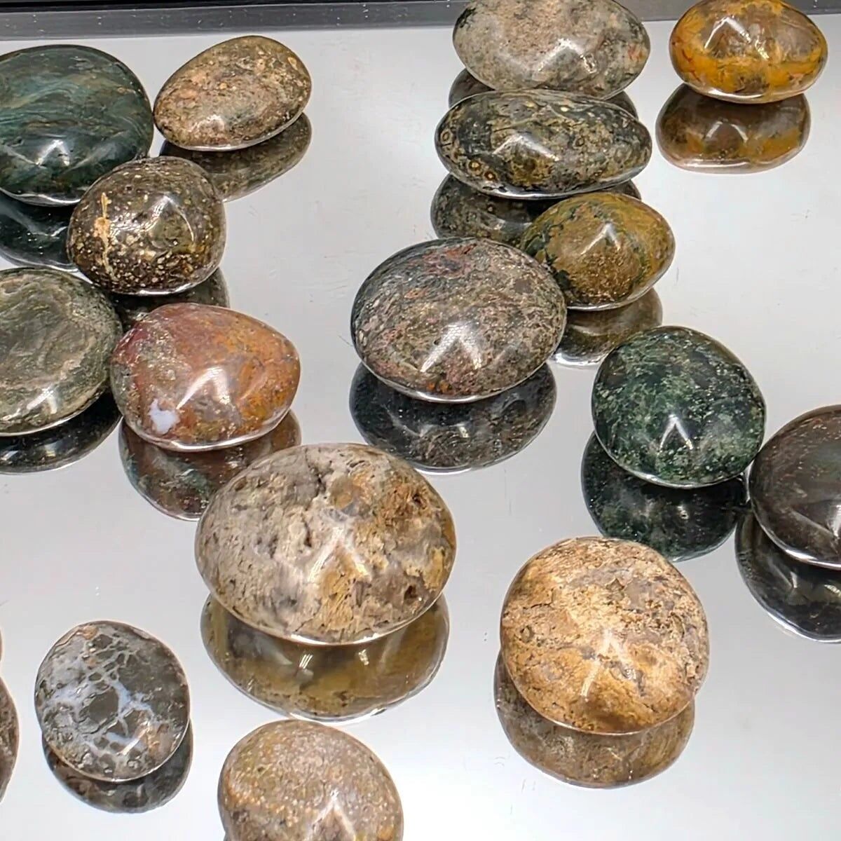 Lote de 250 g de pequeñas piedras de palma de cristal de jaspe oceánico