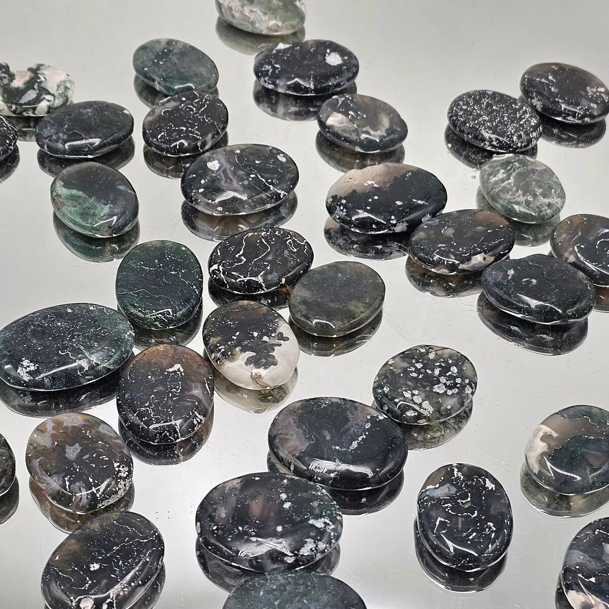 Kleine grüne Moosachat-Kristall-Handsteine