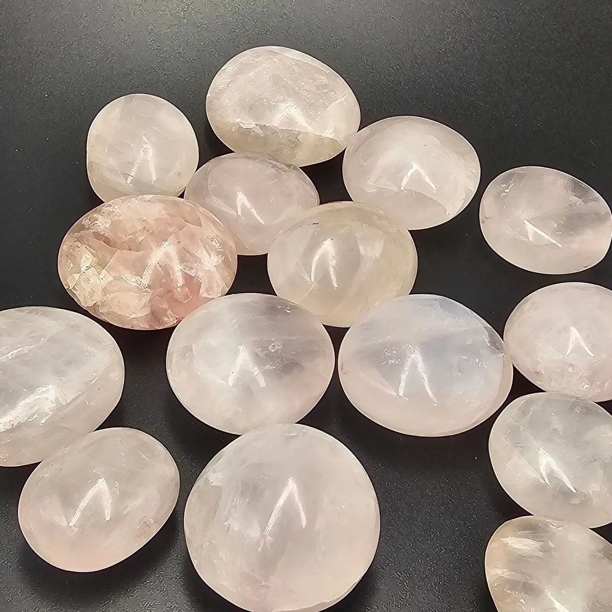 Kleine Rosenquarz-Kristall-Handsteine, 500 g Charge