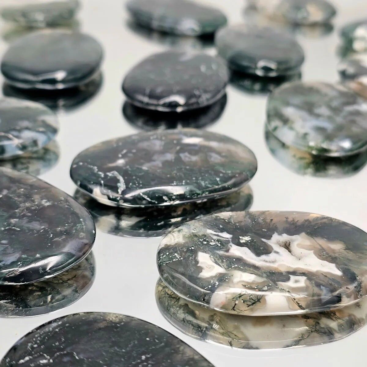 Grüne Moosachat-Kristall-Handsteine