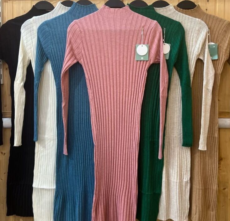 Enges, elastisches Strickkleid.