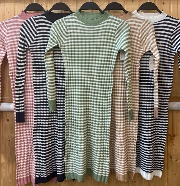 Bedrucktes, tailliertes Strickkleid