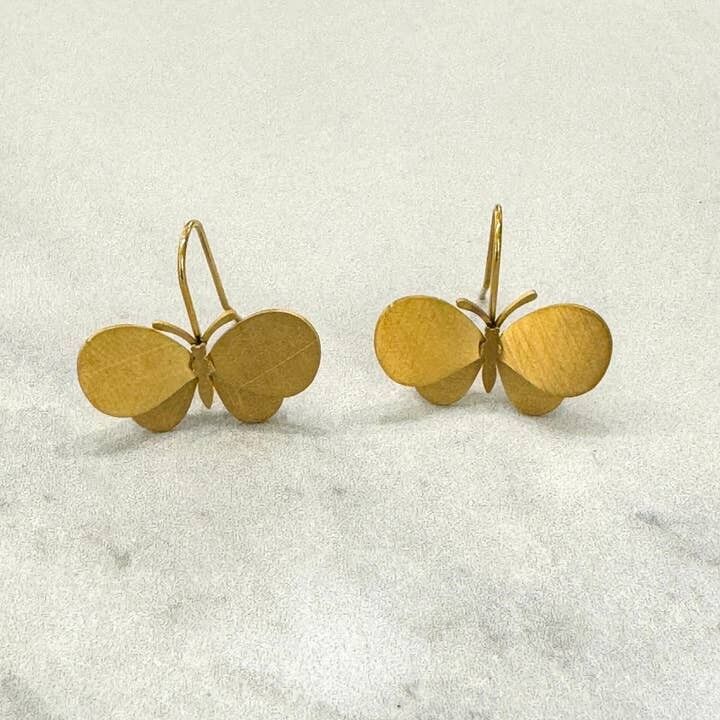 Mattgoldene Schmetterlingsohrringe