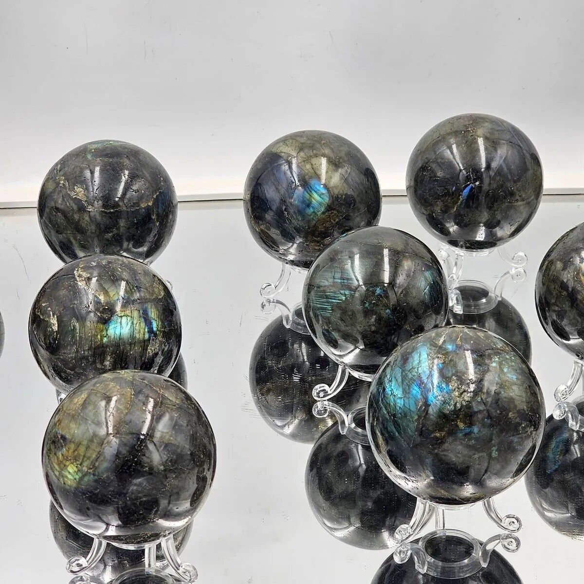 Große Labradorit-Kristallkugeln, 450–600 g