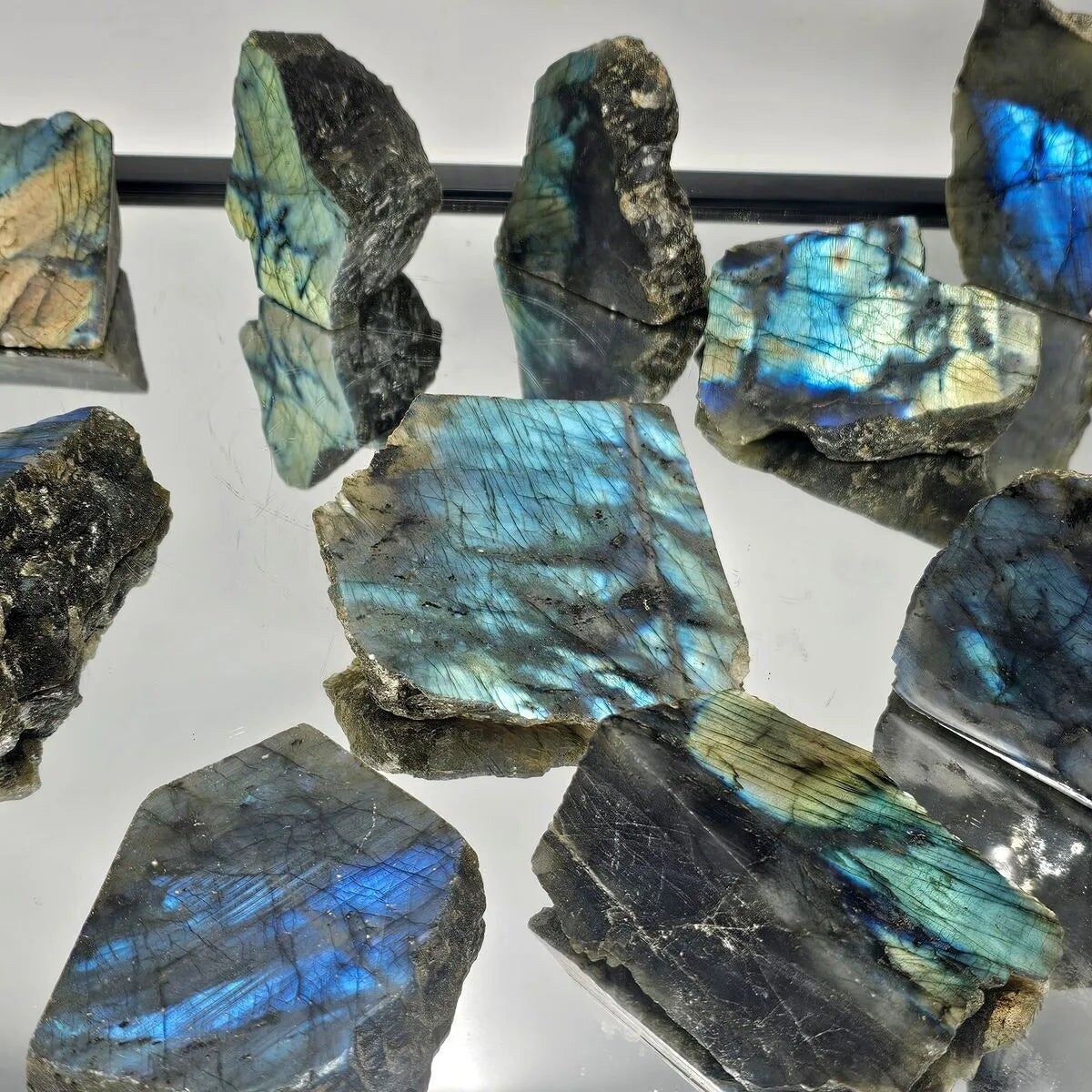 Grandi fette di cristallo di labradorite lucidate a metà, 300-400 g