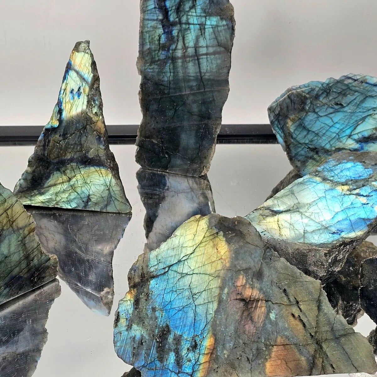 Grandi fette di cristallo di labradorite lucidate a metà, 500-700 g