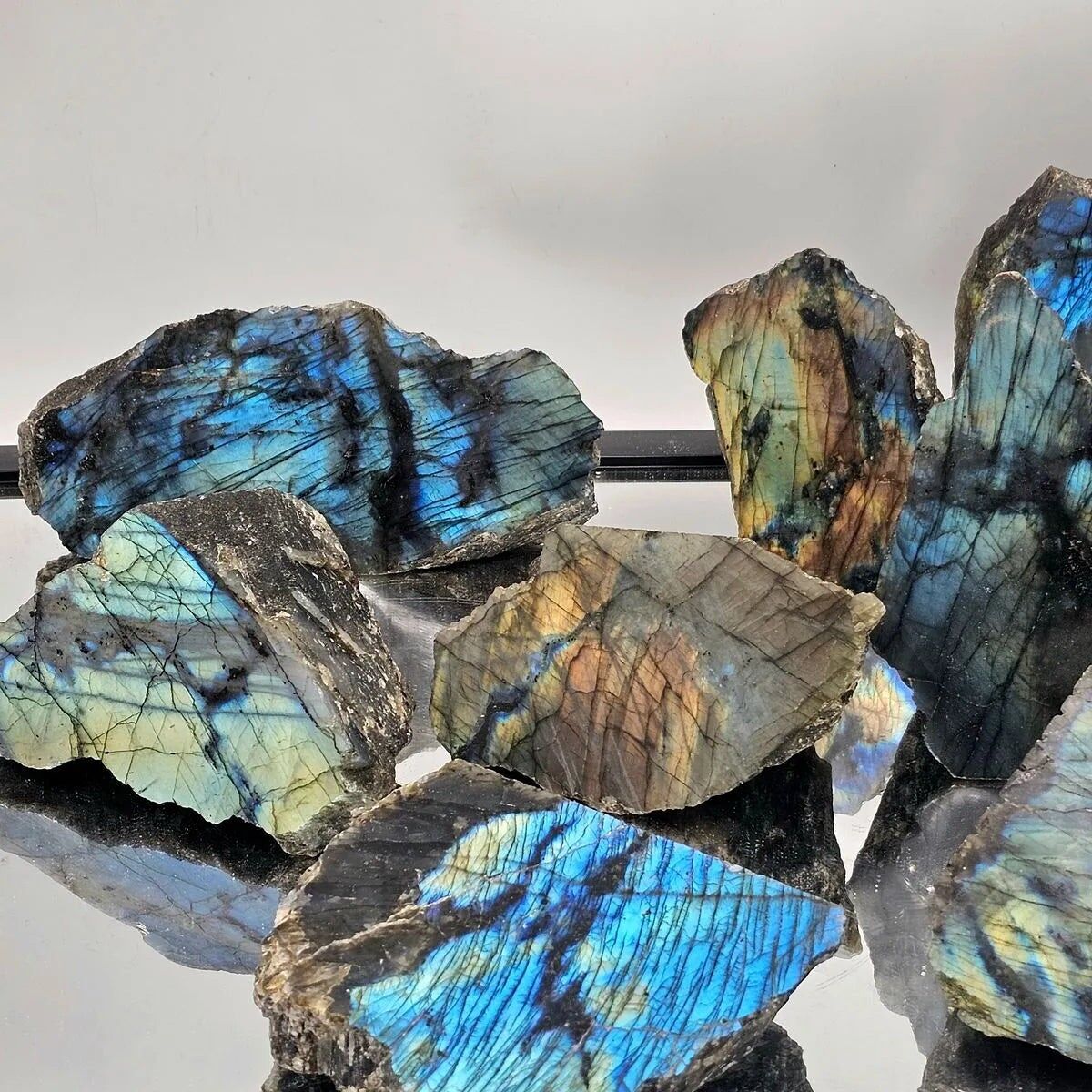 Grandi fette di cristallo di labradorite lucidate a metà, 700-900 g