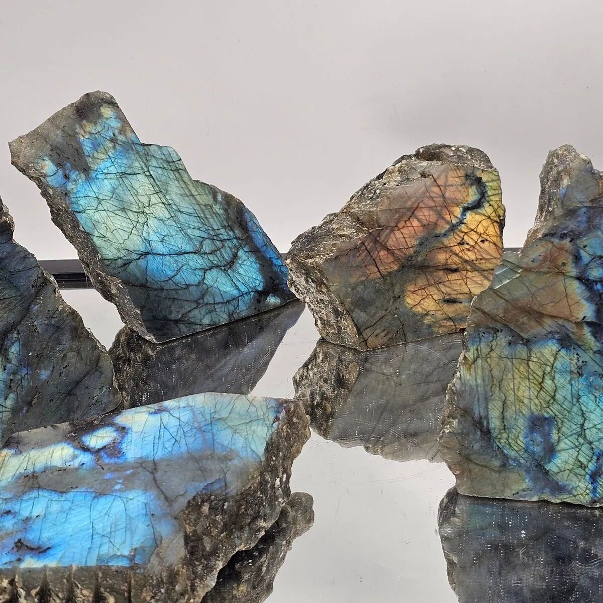 Grandi fette di cristallo di labradorite semilucidate 900- 1.1 kg