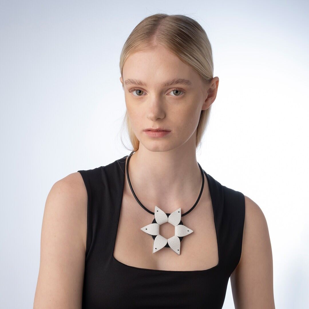 Collana in pelle Wild Flower - piccola