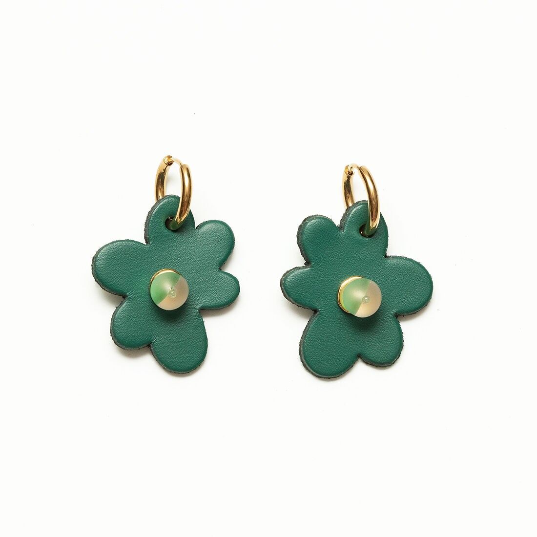 Piccoli orecchini in pelle a forma di margherita - con perline