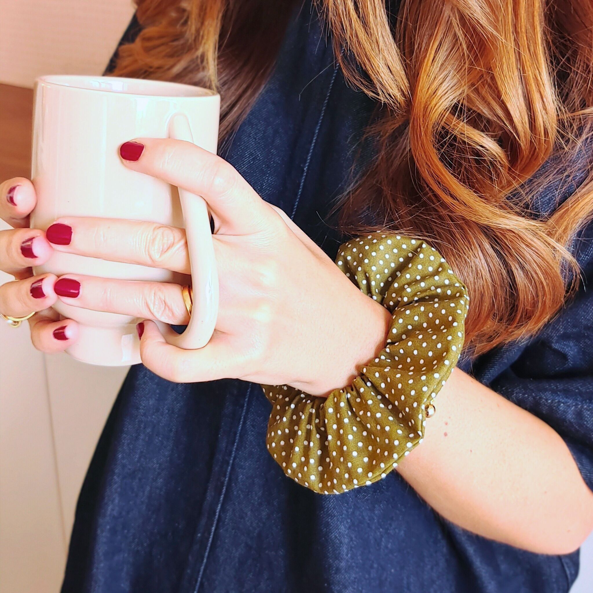 Elastico per capelli SIMONE / cotone verde oliva con pois bianchi