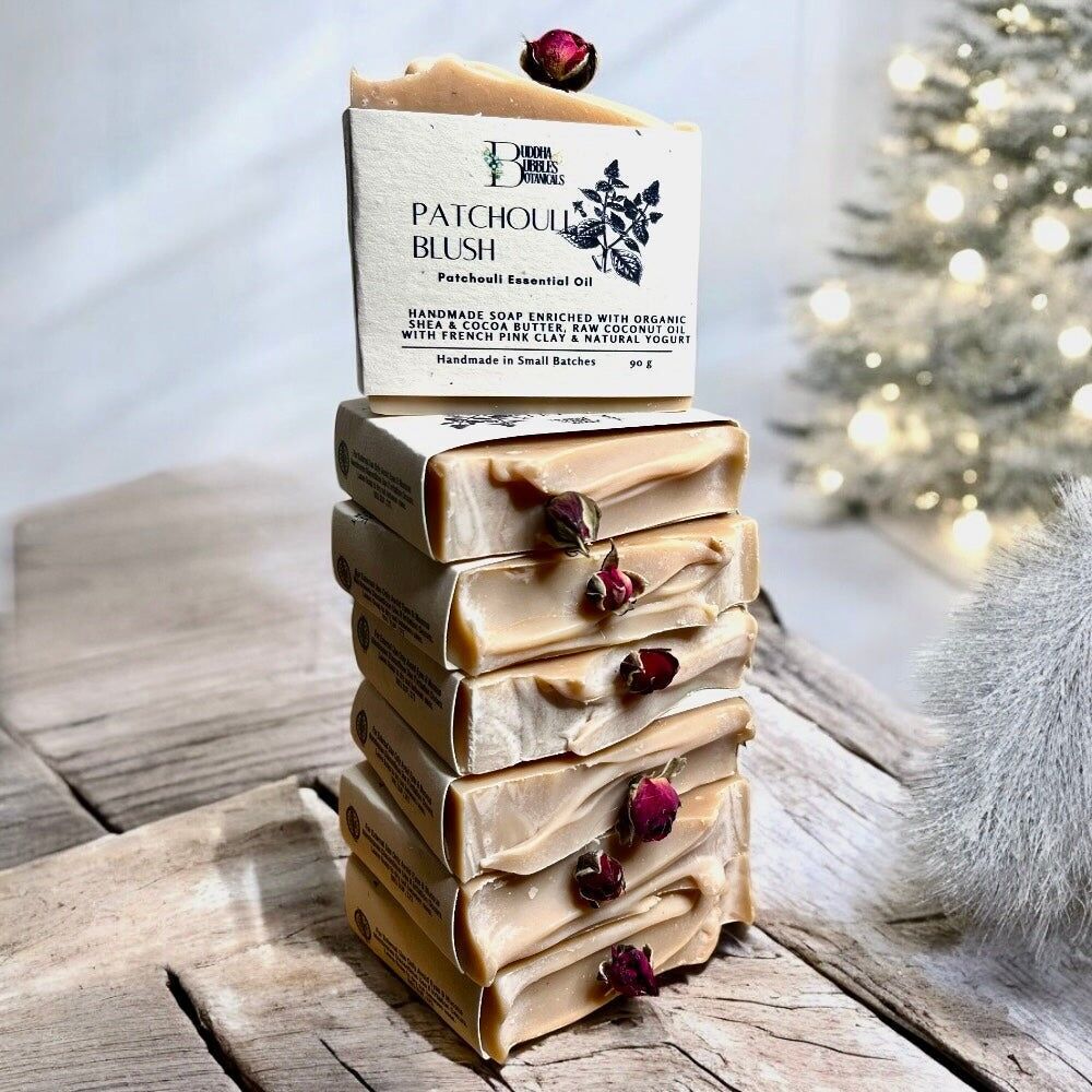 Jabón de yogur con aceite esencial de pachulí y aromaterapia con capullo de rosa