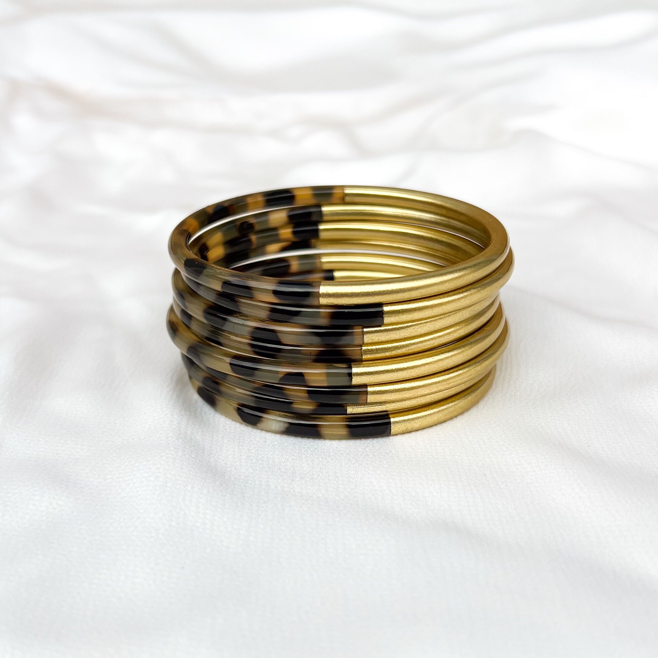 Bracciale sottile in corno di bufalo dorato leopardato da 4 mm