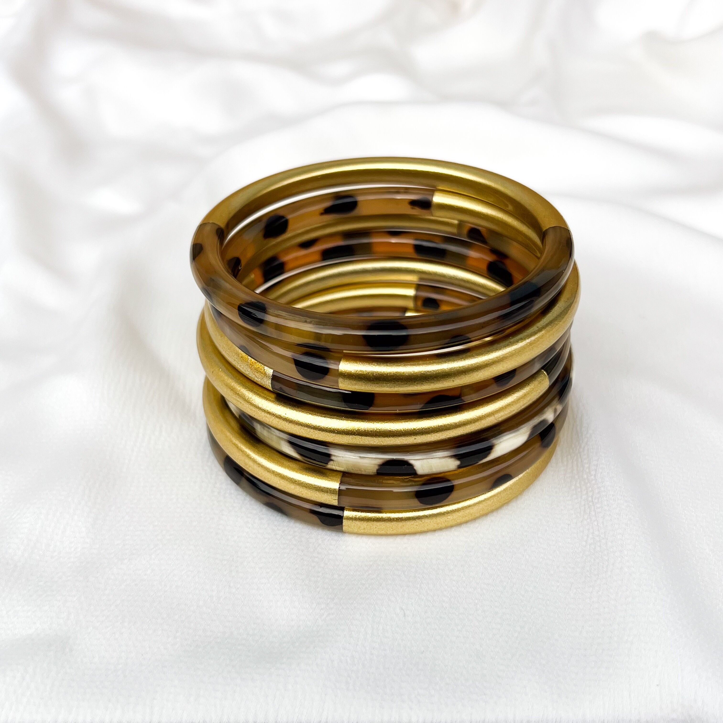 Mittlerer 6 mm goldener Leoparden-Armreif aus Büffelhorn